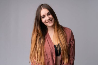 Stüdyoda poz veren beyaz bir kadın.