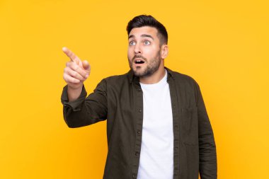 İzole edilmiş sarı arka plandaki adam işaret ediyor.