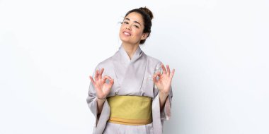 Kimono giyen bir kadın izole edilmiş arka planda iki eliyle 