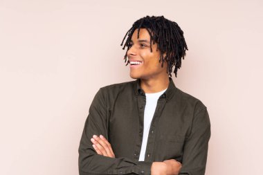 Genç Afrikalı Amerikalı bir adam izole edilmiş, mutlu ve gülümsüyor.