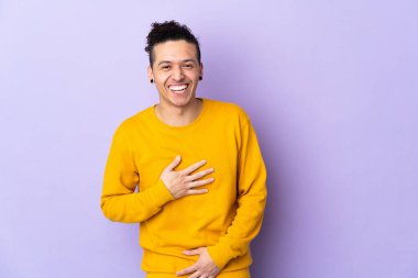 Soyutlanmış bir geçmişi olan beyaz bir adam çok fazla gülümsüyor.