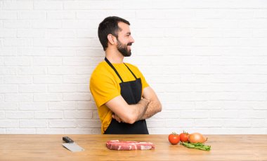 Şef mutfağı yan pozisyonda tutuyor.