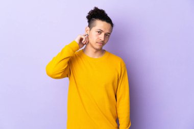 İzole edilmiş geçmişi olan beyaz bir adamın şüpheleri var.