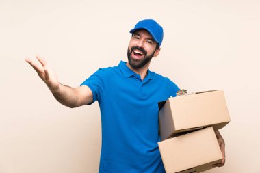 Tecrit edilmiş geçmişi olan sakallı bir teslimatçı sunar ve davet eder.