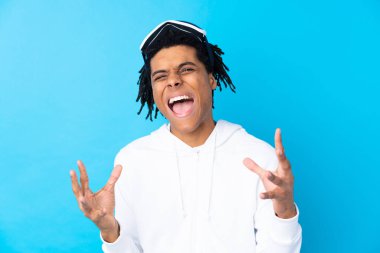 Snowboard gözlüklü genç Afrikalı Amerikalı bir adam mutsuz ve hayal kırıklığına uğramış.