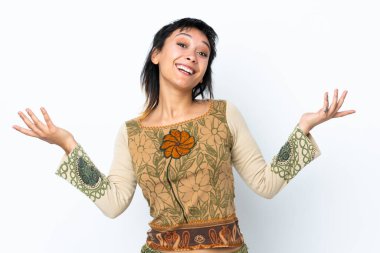 Genç Uruguaylı kız soyutlanmış beyaz arka planda gülümsüyor.