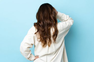 Arka planda izole edilmiş ve düşünen bir kadın.