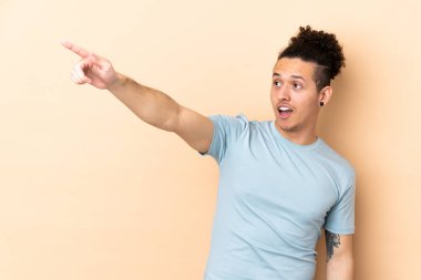 İzole edilmiş arka planda beyaz bir adam...