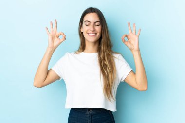 Zen pozunda soyutlanmış beyaz kadın.