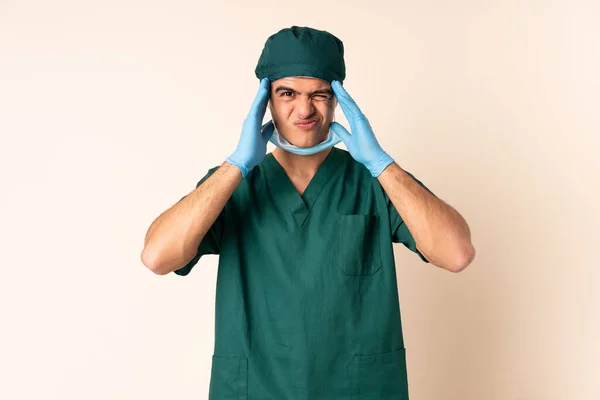 身穿蓝色制服 背景偏僻的外科医生对某件事感到不高兴和沮丧 负面的面部表情 — 图库照片