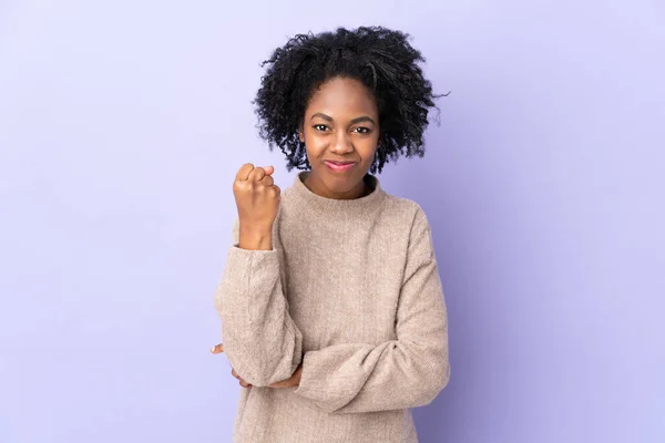 Jovem Afro Americana Isolada Fundo Roxo Com Expressão Infeliz — Fotografia de Stock