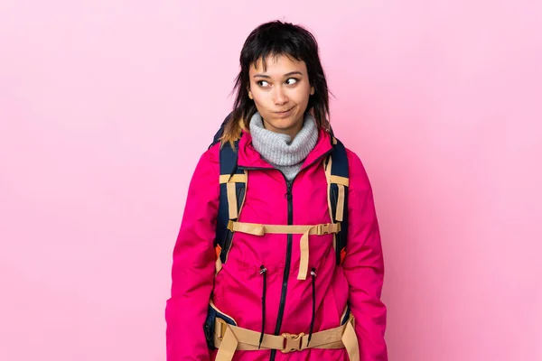 Junges Bergsteigermädchen Mit Großem Rucksack Über Isoliertem Rosa Hintergrund Stehend — Stockfoto