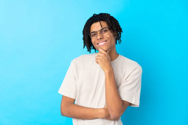 Junger Afroamerikanischer Mann Auf Isoliertem Blauem Hintergrund Mit Brille Und — Stockfoto