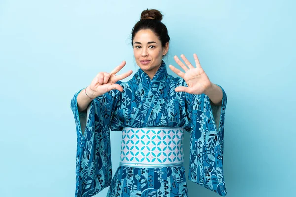 Mujer Usando Kimono Sobre Fondo Aislado Contando Ocho Con Los —  Fotos de Stock