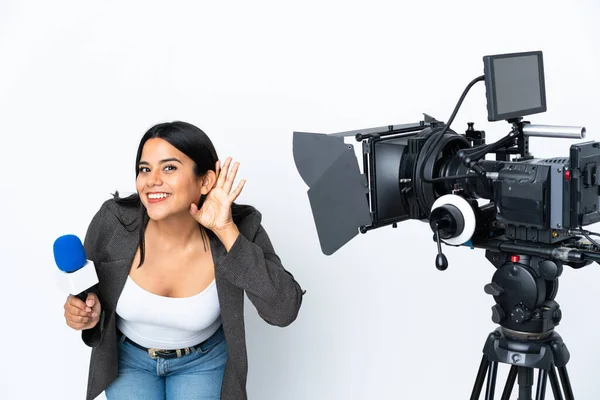 Repórter Colombiana Segurando Microfone Reportando Notícias Sobre Fundo Branco Ouvindo — Fotografia de Stock