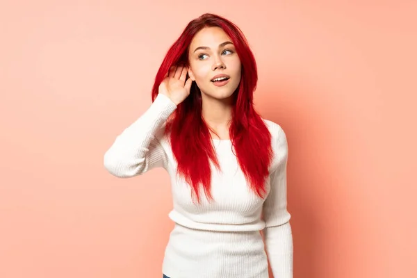 Έφηβος Κόκκινο Κορίτσι Μαλλιά Απομονώνονται Ροζ Φόντο Ακούγοντας Κάτι Βάζοντας — Φωτογραφία Αρχείου