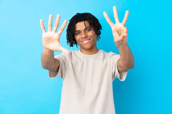 若いですアフリカ系アメリカ人男以上隔離された青の背景色8とともに指 — ストック写真