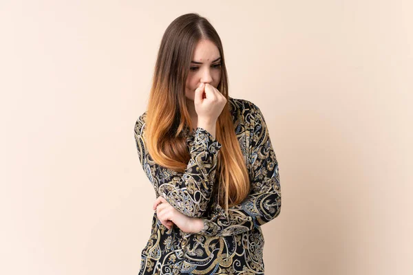 Young Caucasian Woman Isolated Beige Background Having Doubts — Stock Photo, Image