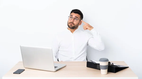 Joven Hombre Negocios Lugar Trabajo Haciendo Gesto Locura Poniendo Dedo — Foto de Stock