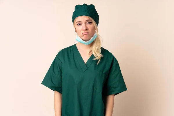 Chirurg Žena Zelené Uniformě Přes Izolované Pozadí Smutné — Stock fotografie