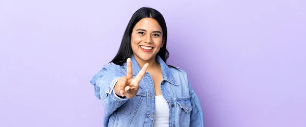 Jovem Mulher Latina Sobre Fundo Isolado Sorrindo Mostrando Sinal Vitória — Fotografia de Stock
