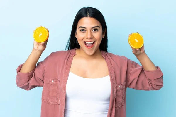 Ung Latinamerikansk Kvinna Isolerad Blå Bakgrund Håller Orange — Stockfoto