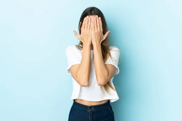 Junge Kaukasische Frau Vor Isoliertem Hintergrund Die Die Augen Mit — Stockfoto