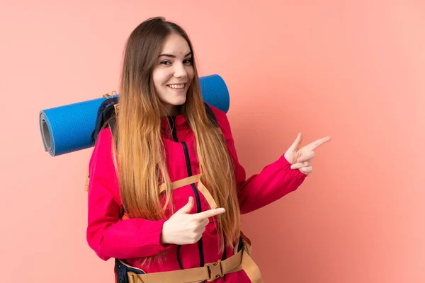 Joven Montañista Con Una Gran Mochila Aislada Sobre Fondo Rosa —  Fotos de Stock