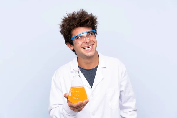 Młody Naukowiec Nad Odizolowanym Niebieskim Tle Śmiejąc Się Patrząc Górę — Zdjęcie stockowe