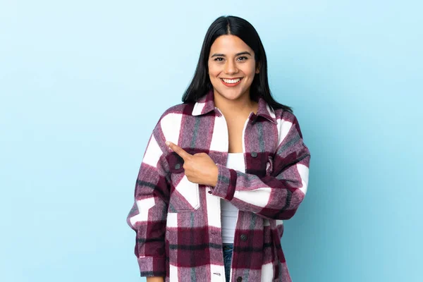 Junge Lateinische Frau Isoliert Auf Blauem Hintergrund Die Zur Seite — Stockfoto