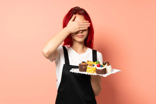 Pastelero Sosteniendo Una Magdalena Aislada Sobre Fondo Rosa Cubriendo Los —  Fotos de Stock