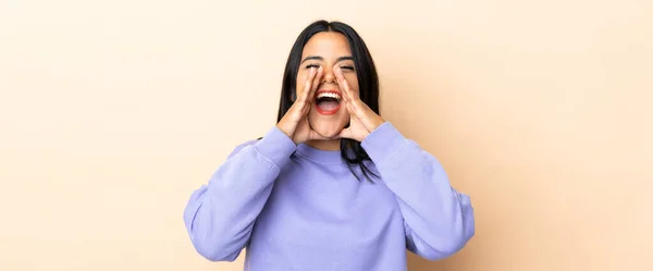 Young Latin Woman Woman Isolated Background Shouting Announcing Something — Stock Photo, Image
