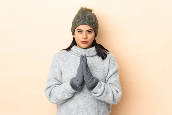 Menina Colombiana Jovem Com Chapéu Inverno Isolado Fundo Bege Suplicando — Fotografia de Stock