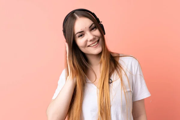 Young Caucasian Woman Isolated Pink Background Listening Music — Stock Photo, Image