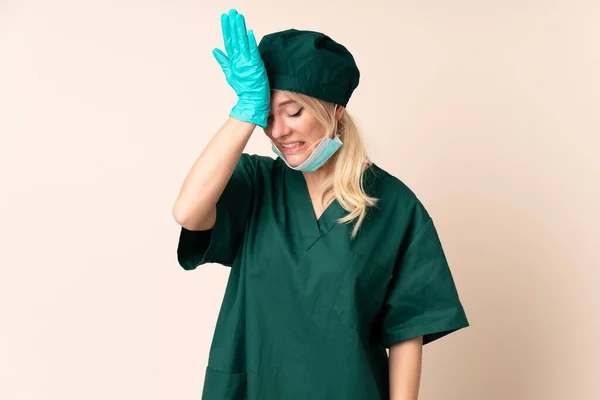 Chirurg Žena Zelené Uniformě Přes Izolované Pozadí Pochybnostmi Zmateným Výrazem — Stock fotografie