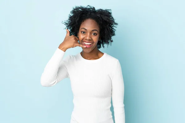 Jovem Afro Americana Isolada Fundo Azul Fazendo Gesto Telefone Chama — Fotografia de Stock