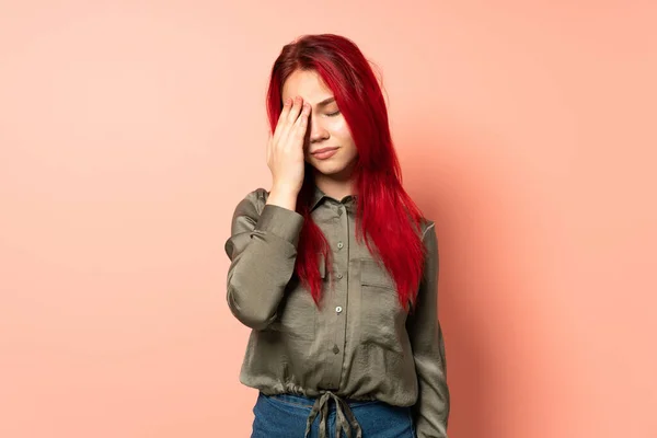 Подросток Рыжие Волосы Девушка Изолированы Розовом Фоне Головной Болью — стоковое фото