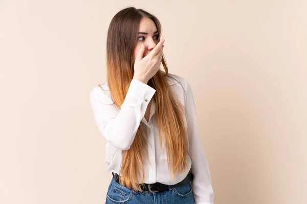 Jonge Kaukasische Vrouw Geïsoleerd Beige Achtergrond Doen Verrassing Gebaar Terwijl — Stockfoto