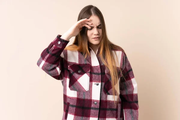 Giovane Donna Caucasica Isolata Sfondo Beige Con Espressione Stanca Malata — Foto Stock