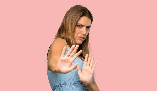 Mulher Loira Com Vestido Jean Nervoso Assustado Esticando Mãos Para — Fotografia de Stock