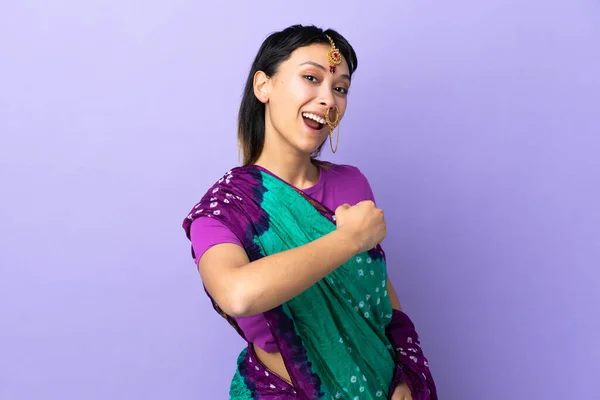 Indická Žena Izolované Fialovém Pozadí Slaví Vítězství — Stock fotografie