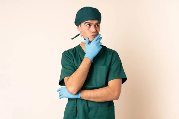 Cirurgião Homem Uniforme Azul Sobre Fundo Isolado Pensando Uma Ideia — Fotografia de Stock