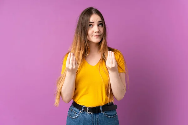 Mulher Caucasiana Jovem Isolado Fundo Roxo Fazendo Gesto Dinheiro Mas — Fotografia de Stock