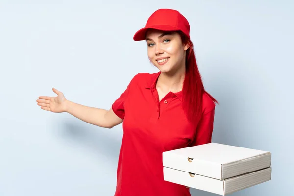 Pizza Entrega Menina Segurando Uma Pizza Sobre Fundo Isolado Estendendo — Fotografia de Stock