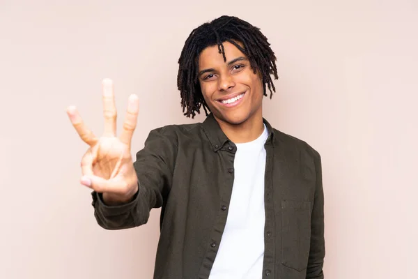 Молодий Афроамериканець Понад Відокремленим Фоном Щасливий Рахує Три Пальцями — стокове фото