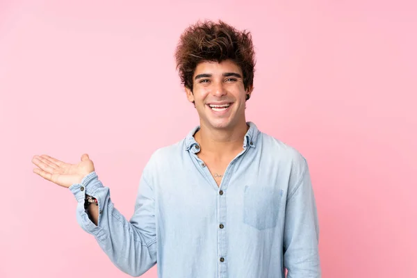 Joven Hombre Caucásico Con Camisa Jean Sobre Fondo Rosa Aislado —  Fotos de Stock