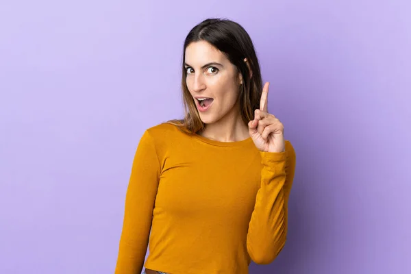 Joven Mujer Caucásica Sobre Fondo Aislado Pensando Una Idea Apuntando — Foto de Stock