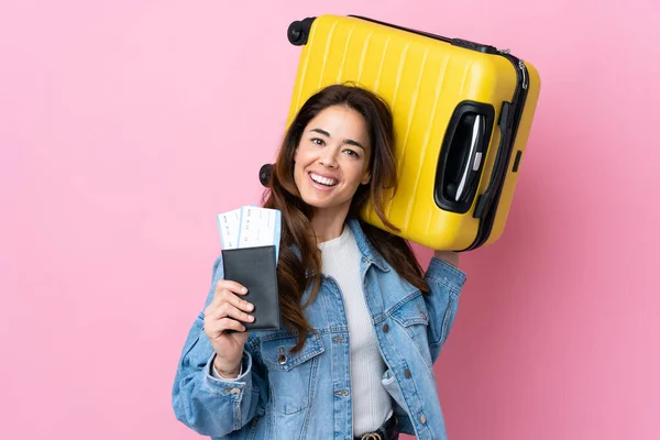 Vrouw Geïsoleerde Blauwe Achtergrond Vakantie Met Koffer Paspoort — Stockfoto