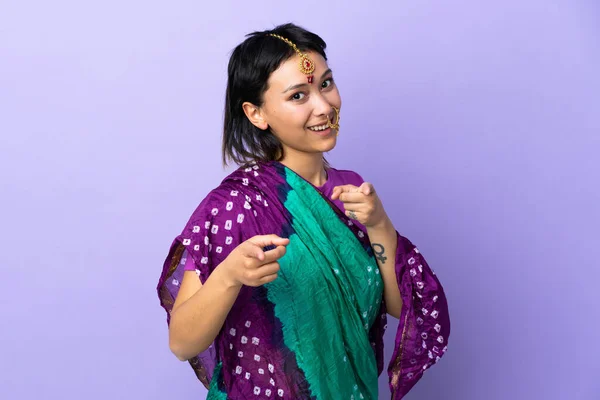 Индийская Женщина Изолированы Фиолетовом Фоне Удивлен Указывая Фронт — стоковое фото
