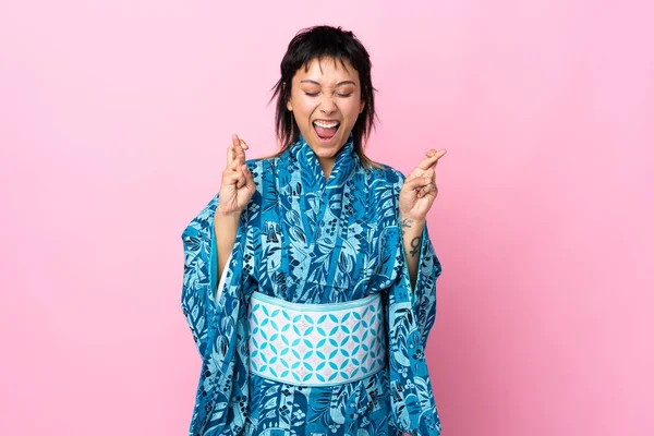 Mujer Joven Usando Kimono Sobre Fondo Azul Aislado Con Los —  Fotos de Stock